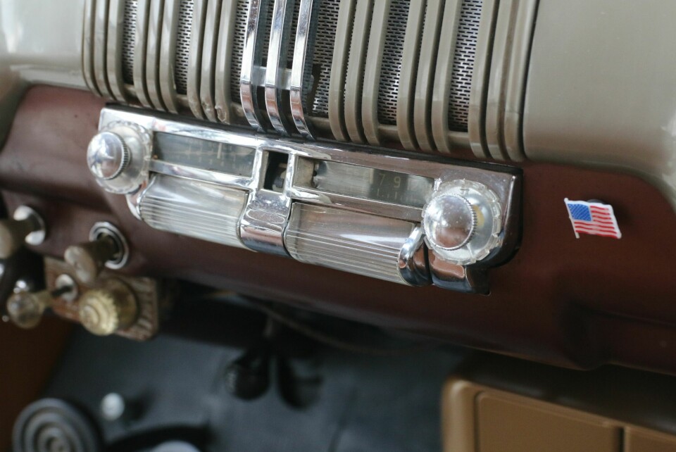 FARFARS RADIO: Det eneste som ble tatt vare på fra farfarens opprinnelige Mercury er radioen, som er på plass i Peders Mercury.