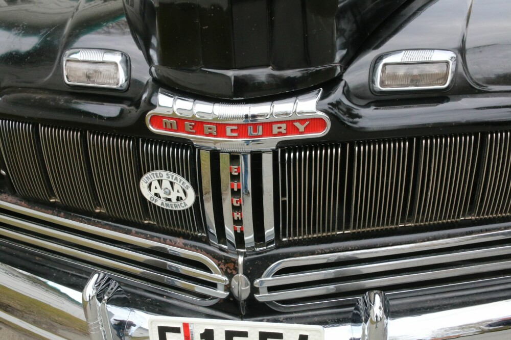 <b>AAA:</b> Mye blankt i fronten på Mercuryen. Legg merke til AAA-emblemet som også satt på farfars bil. 