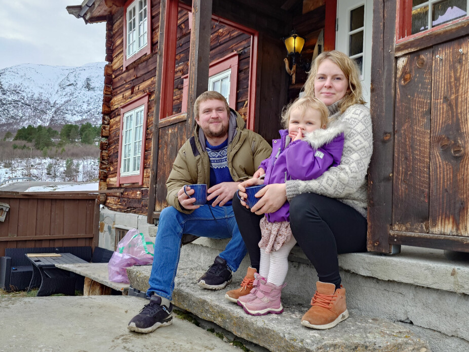 <b>FJELLGÅRDSLIV:</b> Stina og Jørgen med minstejenta Åshild på trappen til bolighuset. 