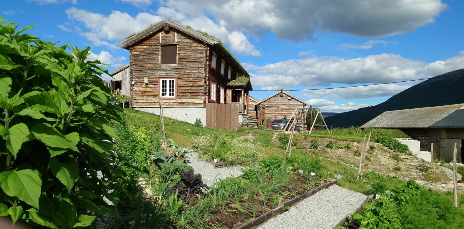 <b>IDYLL:</b> De gamle bygningene på Svisdal vitner om en fjellgård som har vært i drift i generasjoner.
