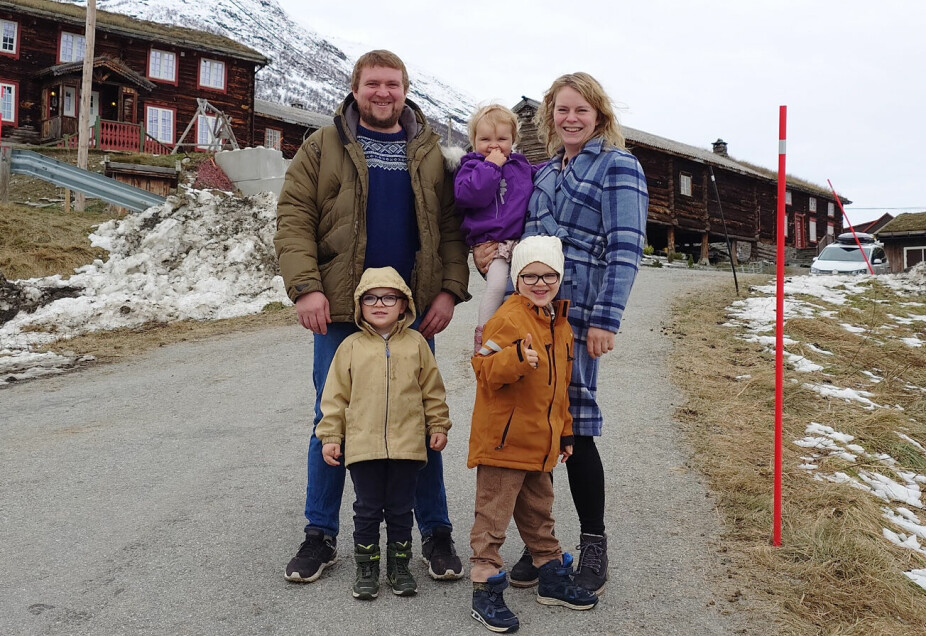 <b>AVSIDES:</b> Jørgen og Stina med de tre barna Ivar, Eirik og Åshild på veien opp til slektsgården Svisdal. 