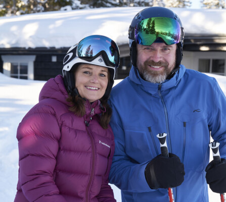 HYTTEEIERNE: Merethe og Terje er glad i å stå på ski, og elsker plasseringa til hytta rett ved slalåmbakken.