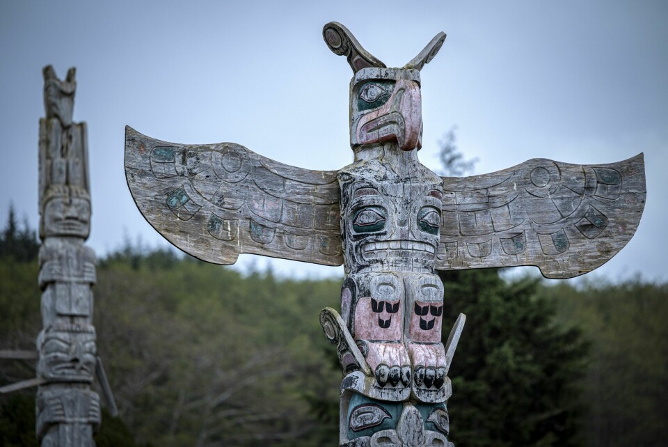 GRAVPLASSER: På Alert Bays gravplass står en rekke totempæler med figurer av hvaler, ørner, bjørner og ravner. Hver figur har en spesiell betydning på gravplassen for Kwakwaka’wakw ledere.