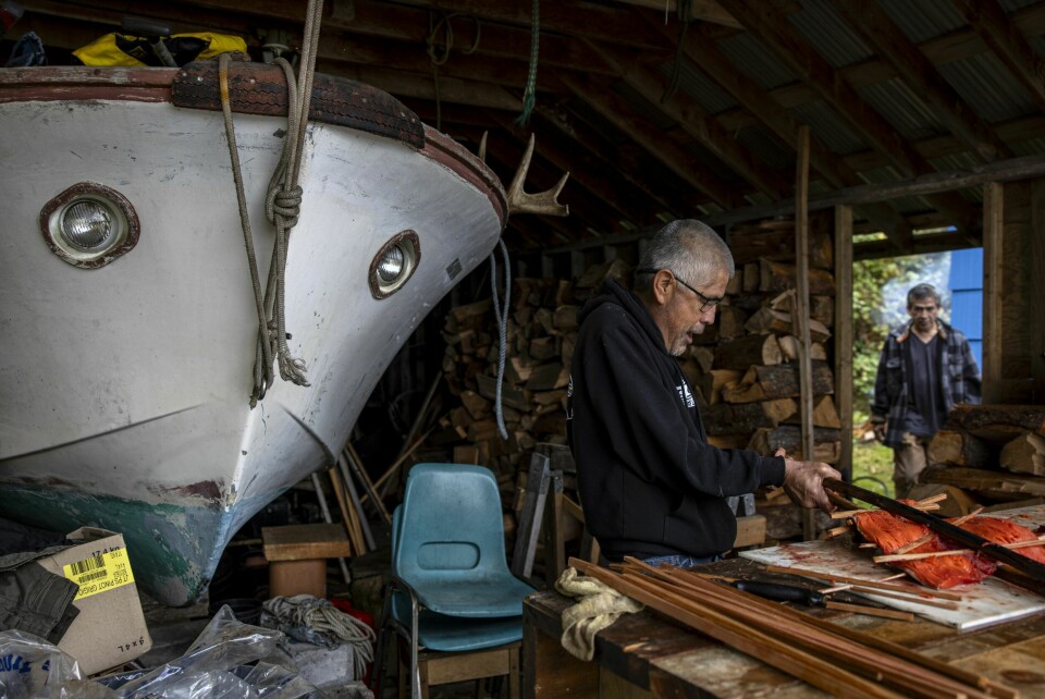 GLADE LAKS: Marshall og Richard er to karer med mye humor og et par øl innabords. Begge er født og oppvokst i Alert Bay. − Vi nyter livet i dag og prøver å glemme fortiden, sier de to før et måltid villaks tilberedt på den tradisjonelle måten.