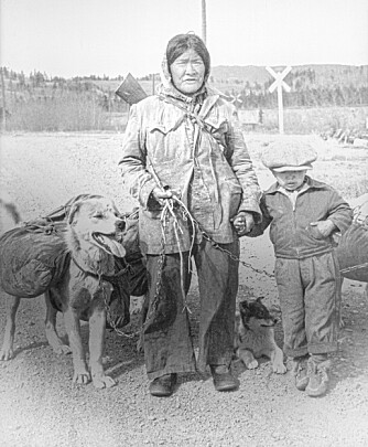 <b>MORSK MOR:</b> Bildet er sikkert hundre år gammelt, men her har vi dame fra urfolket i Yukon. Tipper grizzlybjørnene løp vettskremte, da hun kom gående. Urfolket i Canada var svært hardføre og med enorm kunnskap om å overleve i naturen rundt dem.