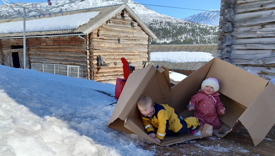 FRI LEK: Gårdens to yngste, Eirik og Åshild, leker at en gammel pappeske er hytte.