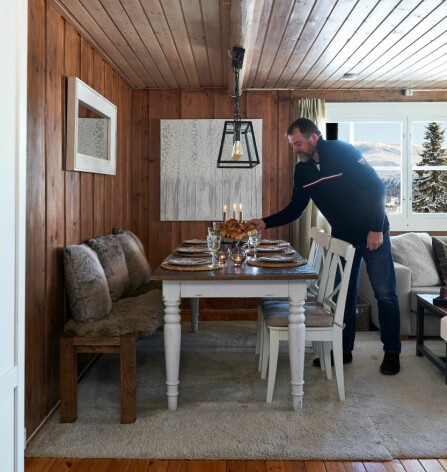 ETTER: Spisestolene fra Ikea og spisebordet fra Home &amp; Cottage er blitt oppgradert med en hvit farge, som gir en fin kontrast til de mørke veggene.