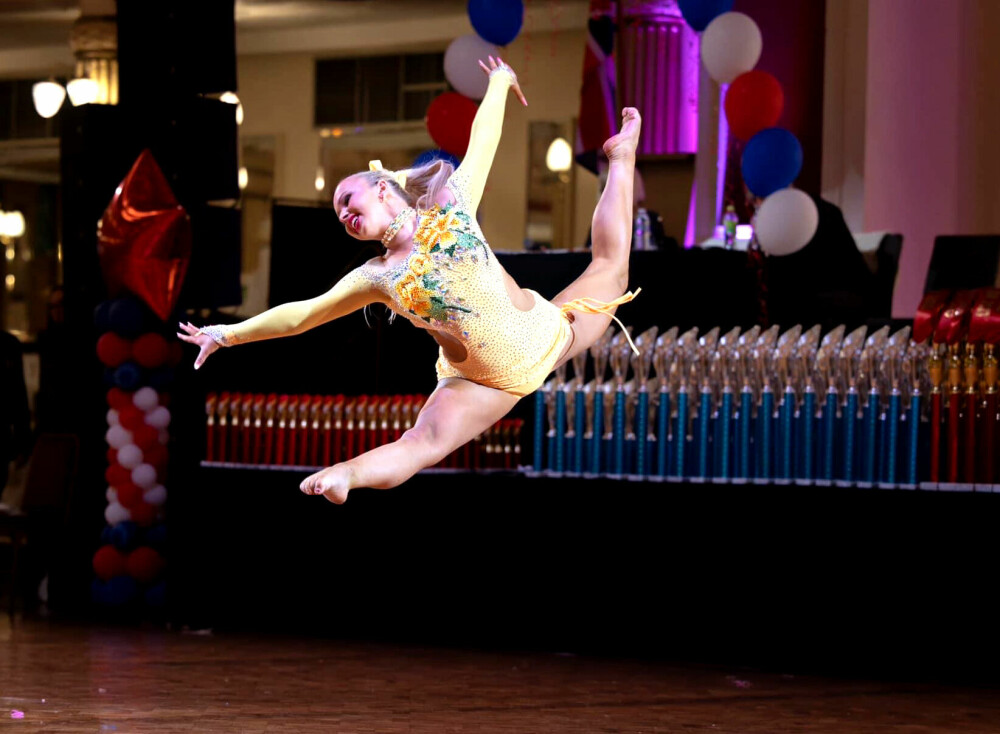 <b>HØYT OPPE:</b> Emilie i et av sine mange svev som freestyledanser.