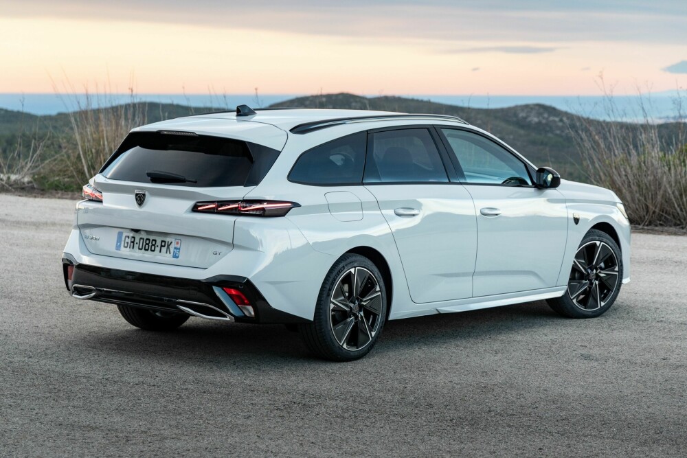 <b>SAMME KONSERN:</b> Astra får snart selskap av konsernslektning Peugeot E-308 SW GT. Prislapp: Fra 398 900 kroner