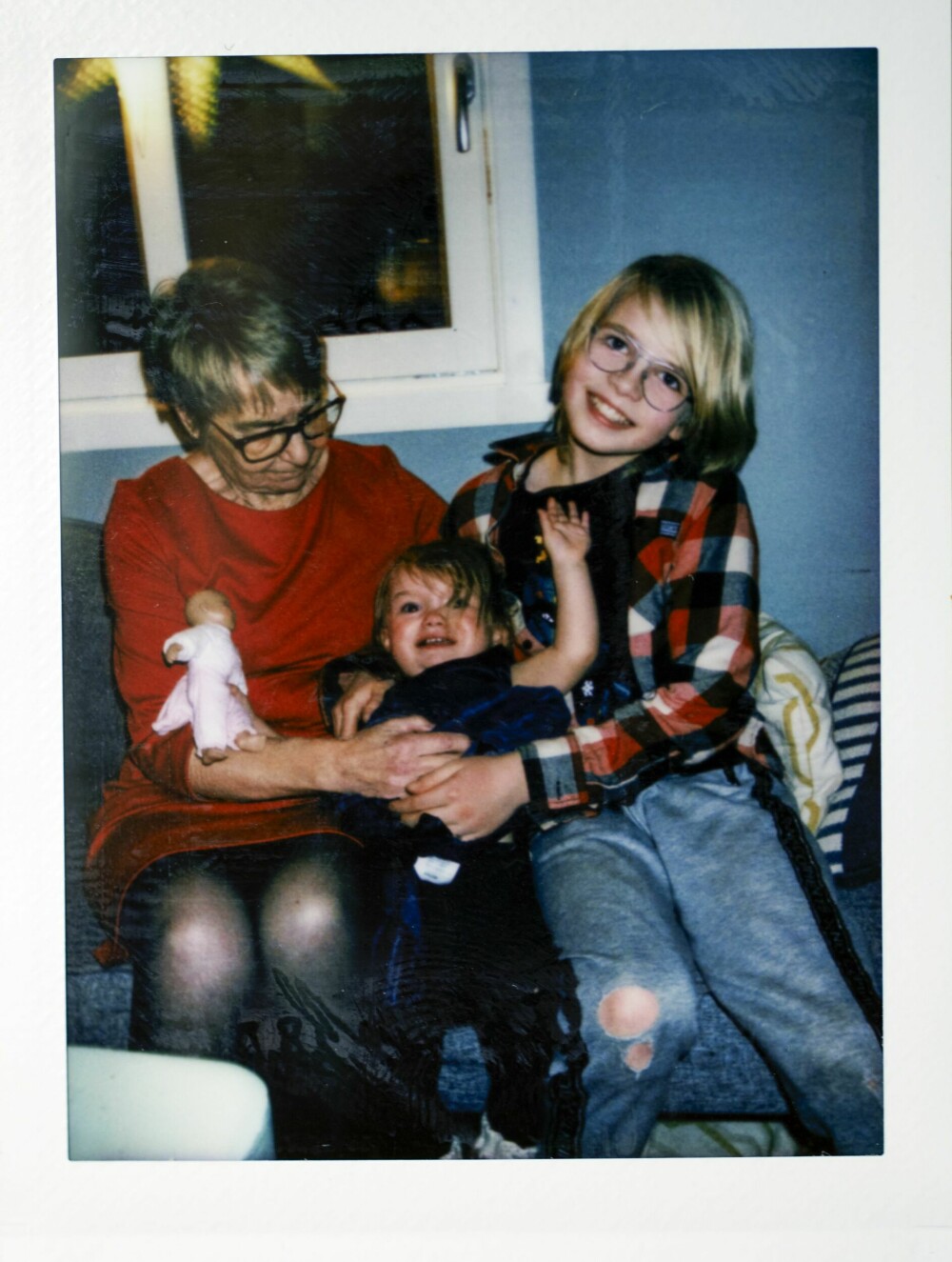 <b>MOR OG BESTEMOR:</b> <br/>Her ser du Raymonds mamma Toril sammen med hans egne to barn, sønnen på 11 år og datteren på to. 
