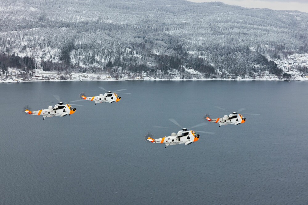 <b>RETT PÅ MUSEUM:</b> Formasjonen med fire helikoptre fortsatte opp Oslofjorden før de splittet opp og fløy til forskjellige flymuseer.