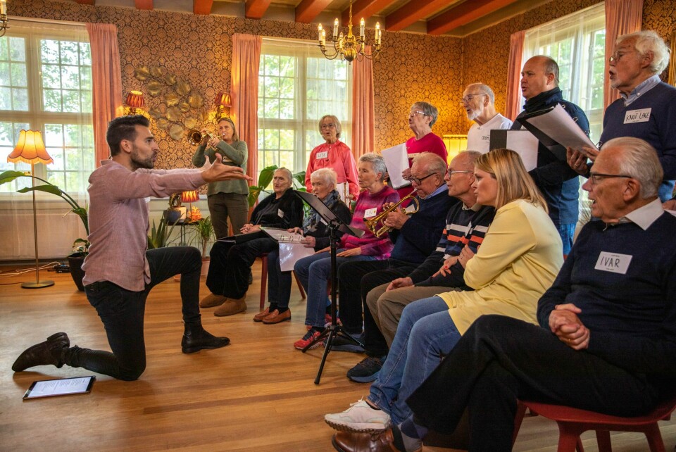 KLAR: Kormedlemmene møtes til første korøvelse. Det er en spent gjeng, der den yngste kun er 48 år.