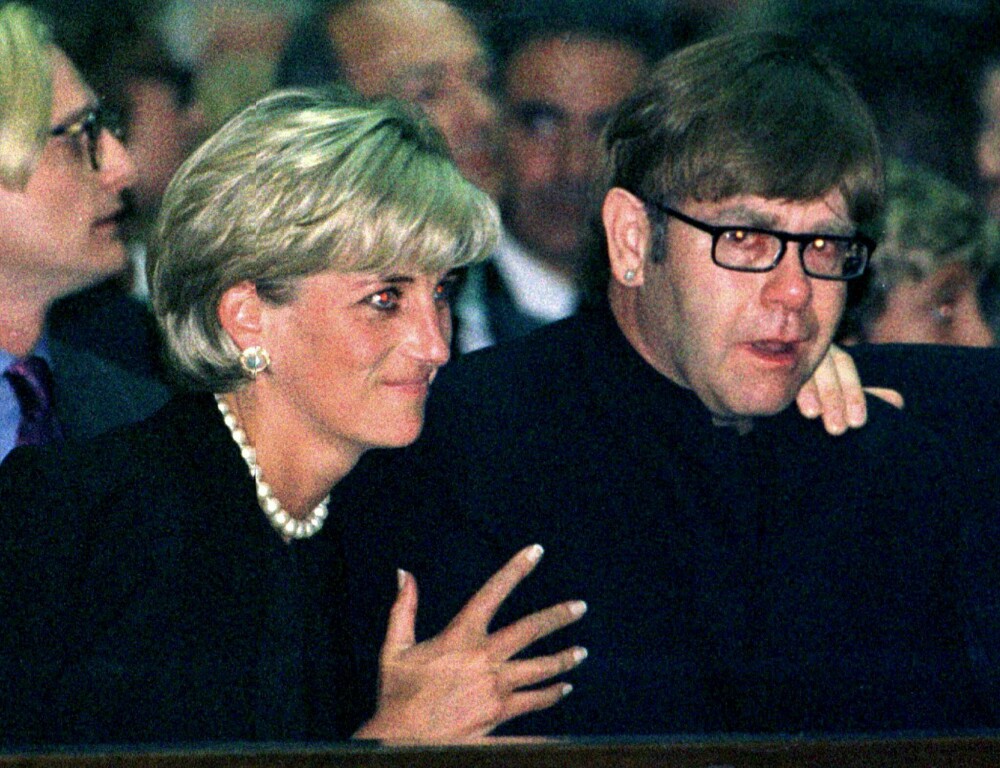 <b>SØRGER:</b> Oppbudet av kjendiser var stort i Versaces begravelse. Her trøster Lady Diana Elton John. Seks uker senere var hun selv død.