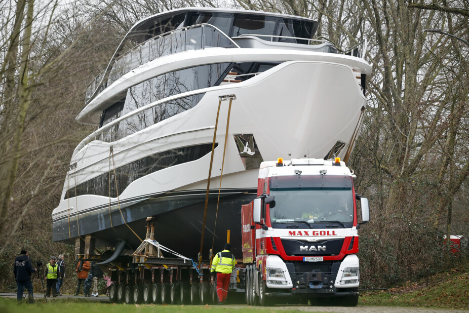 <b>TUNGTRANSPORT:</b> Yachten Princess X95 tar god plass på vei inn mot Hall 6. En av de største båtene på årets Boot-utstilling i Düsseldorf. Pris fra ca. 103 millioner kroner.