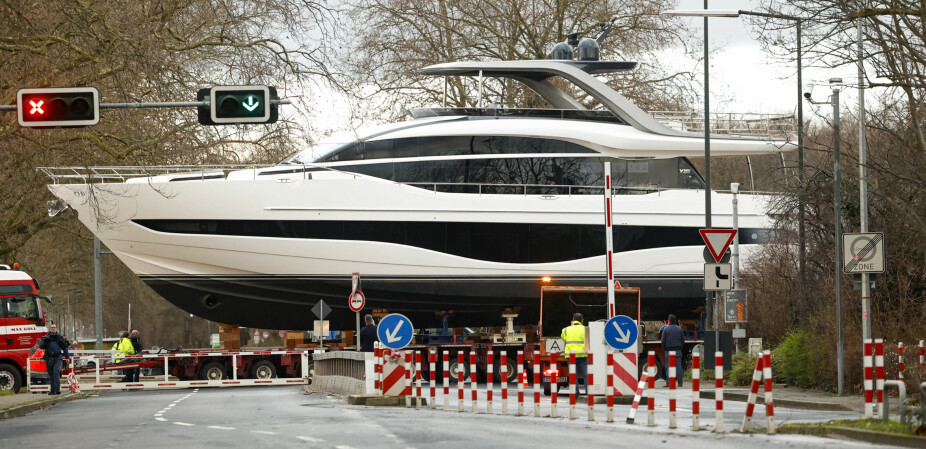 <b>VEISPERRING:</b> Når de største yachtene tar turen fra Rhinen til Boot-messen tar de sin plass i trafikken. Her en Princess Y85.