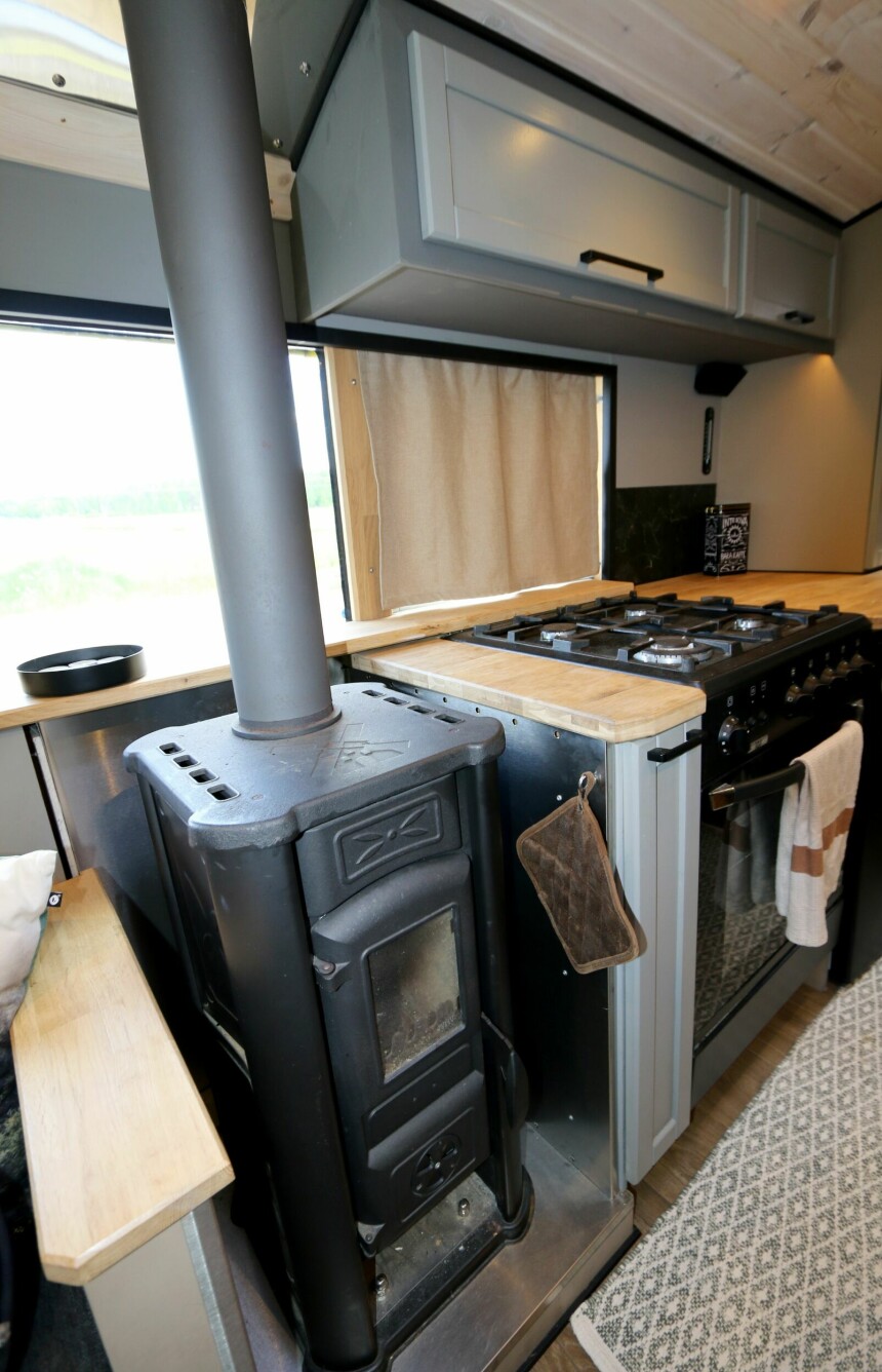 FYRER MED VED: Et sjeldent syn i en bobil: vedovn.