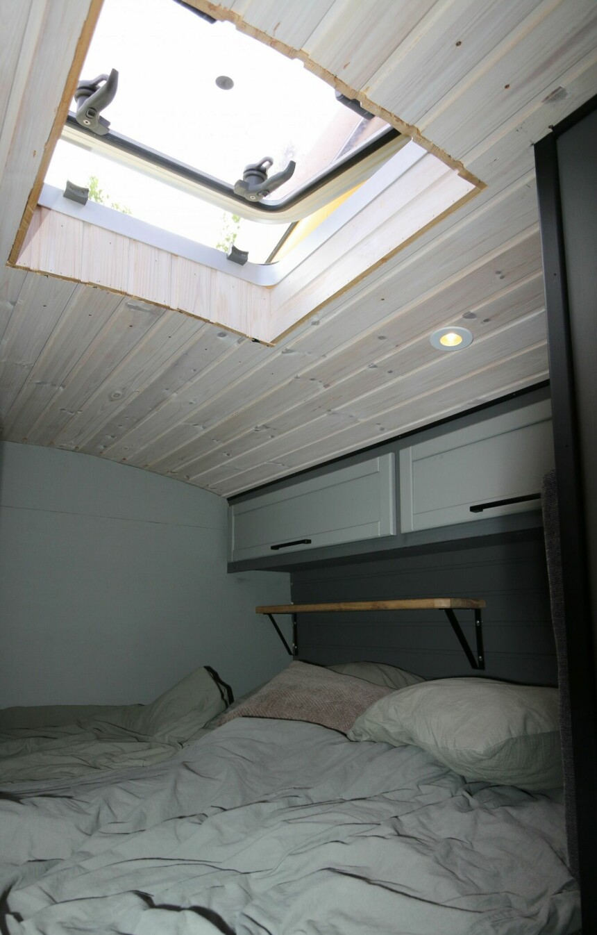 BAKERST: Soverommet er helt bak i bussen.