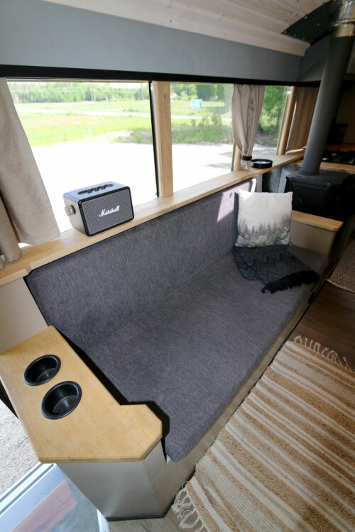 <b>KOMFORT:</b> Langsgående sofa bak passasjersetet. Koppholdere i US-stil.