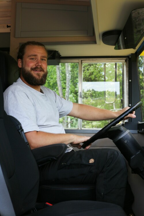 <b>SJÅFØR:</b> Henrik trives bak rattet i sin drøyt 10 meter lange bussbobil.