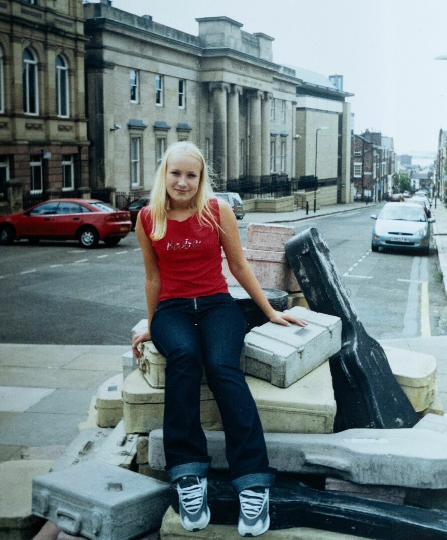 SKUESPILLER: Linn ble fortalt at hun manglet talent som skuespiller, men ga ikke opp uten å søke et par kjente skoler. Her her hun i Liverpool med håp om å komme inn på den berømte Paul McCartney-skolen.