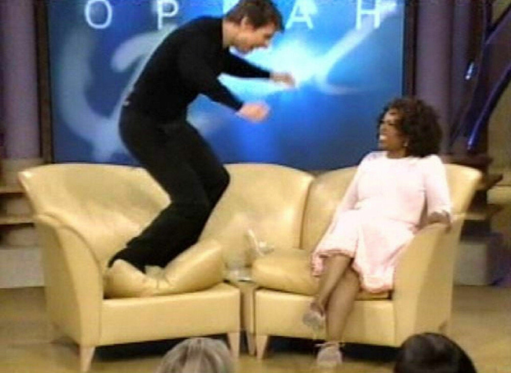 <b>TV-ØYEBLIKK:</b> Gjennom 25 år med «The Oprah Winfrey Show» hadde talkshowvertinnen kjente og ukjente gjester i sofaen. Blant celebritetene på besøk er det mange TV-seere som husker da Tom Cruise overraskende hoppet opp og ned i sofaen hennes fordi han var så forelsket i Katie Holmes i 2005.
