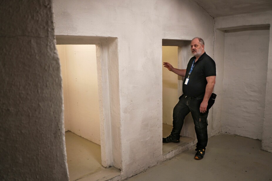 <b>INGEN GIKK HIT:</b> Vaktmester Ben Frankmo ryddet raskt ut av de to små rommene og fjernet både arkivmapper og hyller da han ble kjent med at rommene var Gestapos celler under krigen. − Ingen ville gå hit ned, det var snakk om at det spøkte her, sier han.