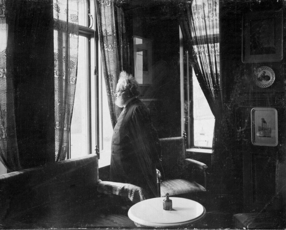 HJEMME HOS IBSEN: Henrik Ibsen bodde fire år i Victoria terrasse. Her fotografert i sin leilighet lengst vest i komplekset, ca. 1894. I etasjen under lå bakeriet Ibsen frekventerte flittig. Bakerovnen står i lokalene fortsatt, selv om bakeriet er nedlagt.