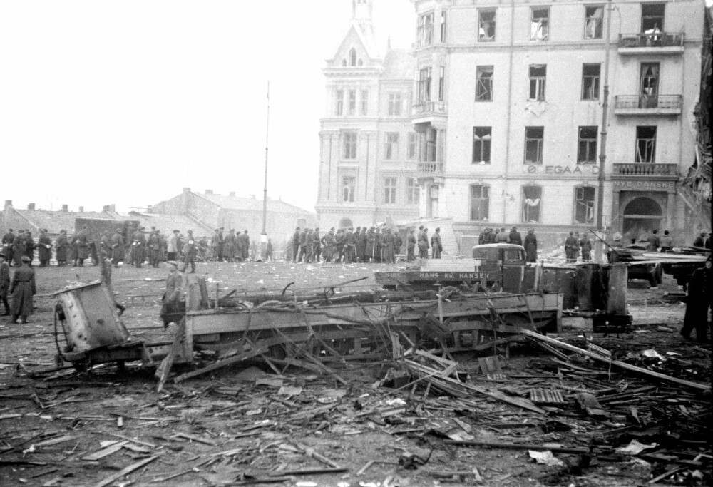 <b>BOMBEMÅL:</b> To ganger ble Victoria terrasse forsøkt bom­bet i grus av allierte bombefly. Gestapo-hoved­kvarteret klarte seg godt gjennom begge forsøk, men 78 nordmenn ble drept da en trikk ble truffet under det siste angrepet, nyttårsaften 1944.