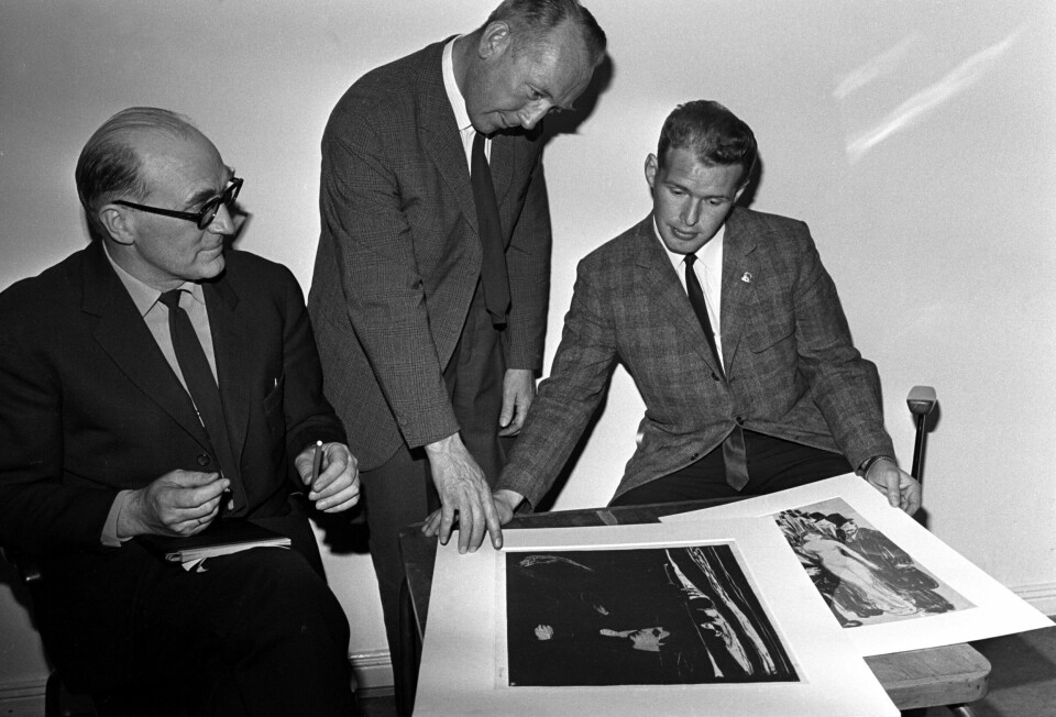 KRIMINALPOLITIET RYKKET INN: Gestapos gamle kontorer ble base for kriminalpolitiet og den nystartede Kriminalpolitisentralen. I 1968 ble jakten på stjålne malerier fra Munch-museet ledet herfra. Etterforskeren til høyre er den senere politilegenden Leif A. Lier, den gang som fersk etterforsker og overkonstabel. De to andre er førstebetjent Kristian Duaas (t.v.) og betjent Bernhard Kolstad.