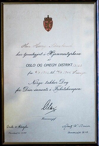 <b>TAKKET:</b> Harry Sønsterøds bekreftelse på deltagelsen i hjemmestyrkene, signert forsvarssjef kronprins Olav.