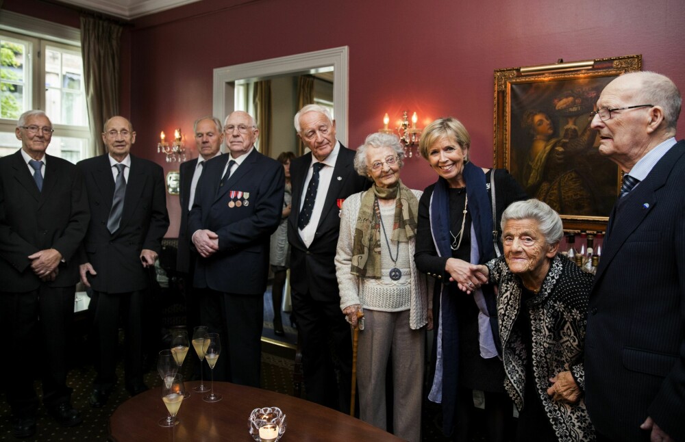 <b>OMSIDER HEDRET:</b> Først i 2013 ble medlemmer av Osvald-gruppen hedret for sin innsats under 2. verdenskrig. Harry Sønsterød (nr 4. fra venstre) fikk velfortjent ros og medalje av daværende forsvarsminister Anne-Grete Strøm-Erichsen.