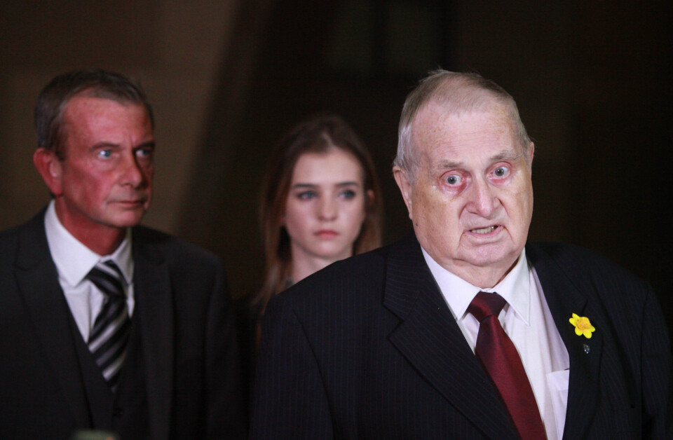 FIKK OMSIDER SVAR: Morain Scott (t.h.) ble frarøvet sin datter Helen Scott og Kevin Scott sin søster i 1977. I 27 år måtte de leve i uvisshet om hvem som hadde drept den da 17 år gamle jenta. Først i 2014 ble Angus Sinclair funnet skyldig og familien Scott fikk en slags oppreisning.