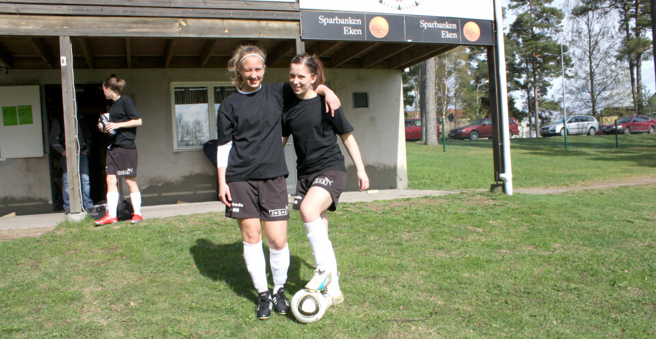 <b>FOTBALLJENTE:</b> Isabel var en talentfull fotballspiller. Her med lagvenninnen Emma Fransson.