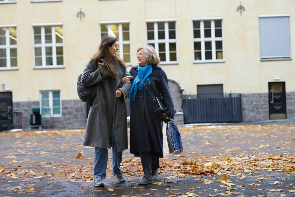 <b>PÅ GAMLE TOMTER:</b> Mina og Borghild på spasertur utenfor det som var Hersleb skole. Bygningen er verneverdig og ser ut som den gjorde da Mina var elev der. 