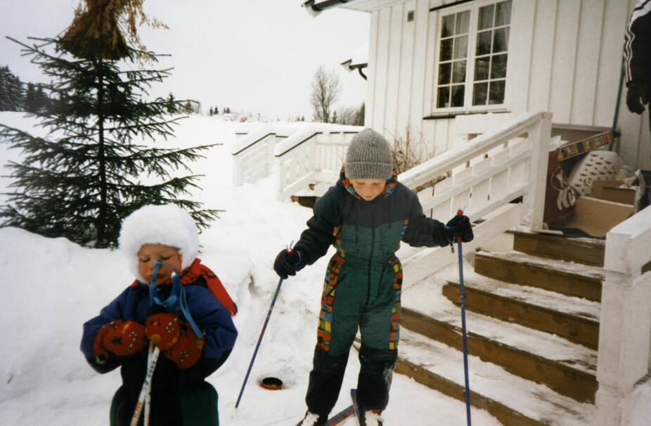 <b>SKIHOPP I HAGEN:</b> Maren gjorde det meste som storebror Øyvind holdt på med, som å hoppe på ski i hagen hjemme på Toten.
