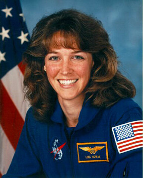 <b>FALLHØYDE:</b> Fallet fra himmelen ble voldsomt for Nowak. Hun fikk sparken som NASA-astronaut. Tre år senere ble hun også tuppet ut av det amerikanske sjøforsvaret.