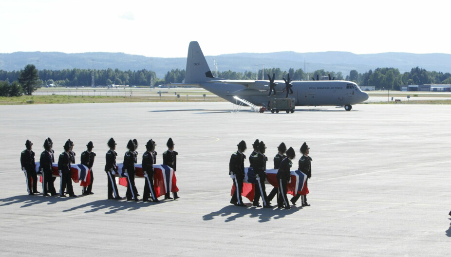 <b>GARDERMOEN</b>: Bårene med fire drepte soldater i Afghanistan kom til Gardermoen i juli 2010.