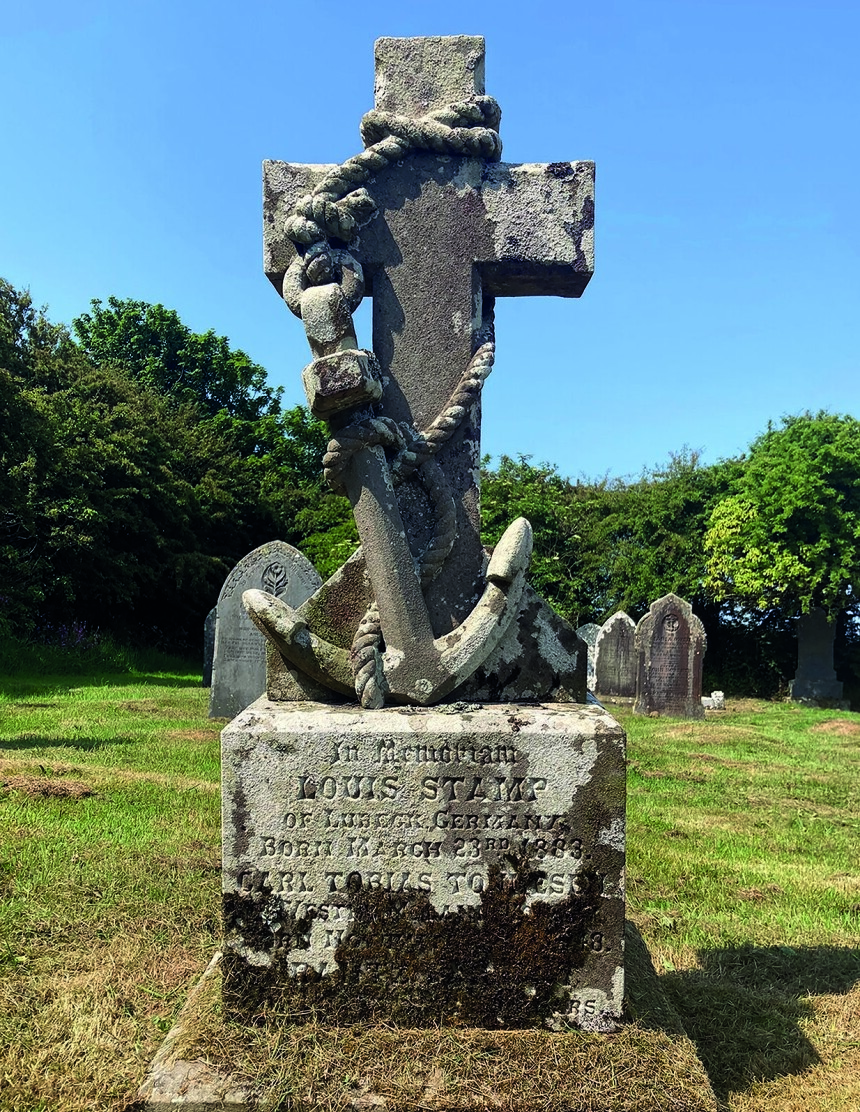 <b>MINNESMERKE:</b> Skulptur til minne om sjøfolkene som omkom, plassert på gravlunden til Llanrhian Church. 