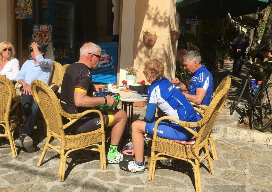 <b>PÅ MALLORCA:</b> Her koser sykkel­entusiastene seg rundt bordet på Mallorca samme dag som det skjedde. Kjell Nervold (til ­høyre) var på sykkeltur sammen med Elisabeth og Hans-Jacob.