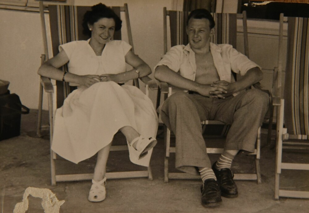 <b>FORELSKET:</b> Ennå husker de hvor forelsket de var på dette bildet, tatt på 1950-tallet. Asbjørn + Maria = sant.