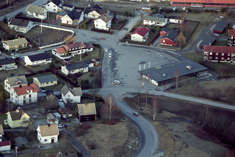 <b>LITE LOKALSAMFUNN:</b> En søvnig bygd skulle bli åsted for fire seriedrap som rystet en hel nasjon. Et flyfoto over Tistedal i 1993, med Quickly matbutikk til høyre på bildet. 