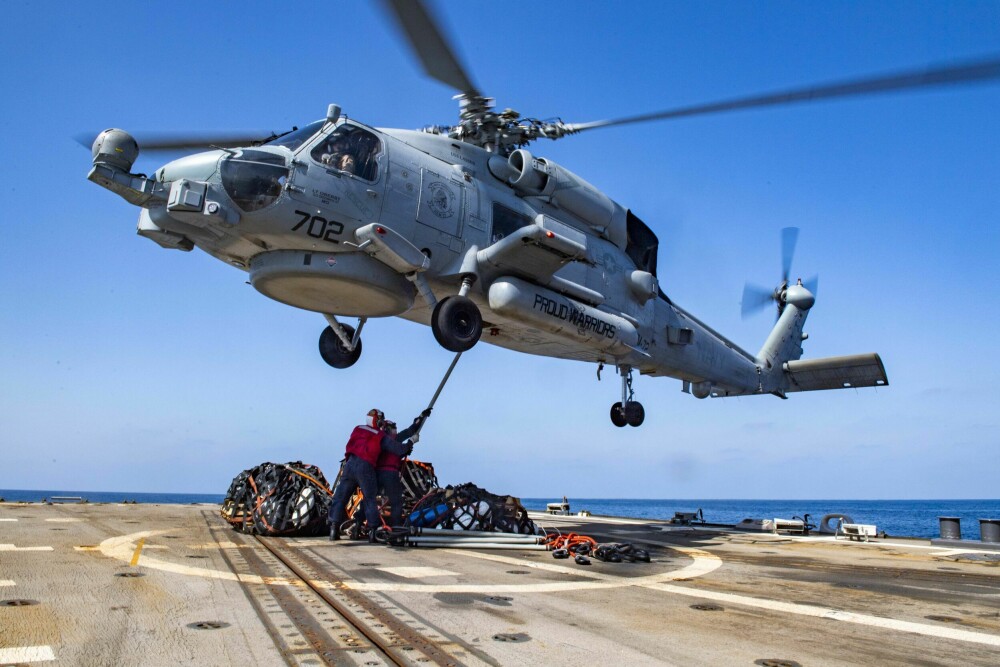 <b>ETTERLENGTET:</b> Matroser hekter last på en MH-60R Seahawk om bord på den amerikanske missiljageren USS Lassen i 2019. Samme helikopter skal bli utstyr på kystvaktskipene i Jan Mayen-klassen, men ankomsten er i det blå.