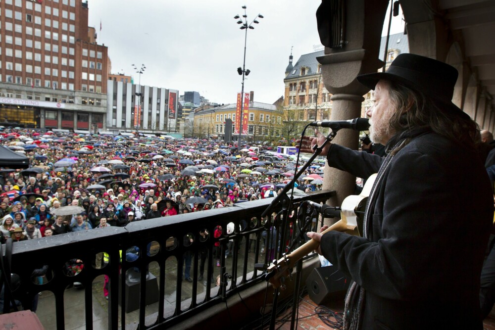 <b>RØRENDE:</b> Våren 2012, året etter terroren som rammet Norge, samlet tusenvis av folk seg på Youngstorget i Oslo. Her fremførte Lillebjørn «Barn av regnbuen».