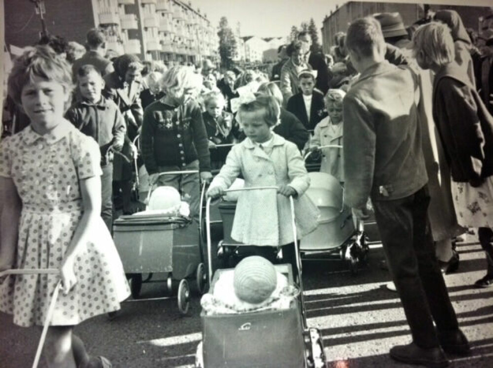 <b>DRABANTBYIDYLL:</b> På Lambertseter i Oslo ble det i 1960 arrangert dukkevogntog. I det gikk blant andre Hanne Krogh (i midten) og Radka Toneff (til venstre).