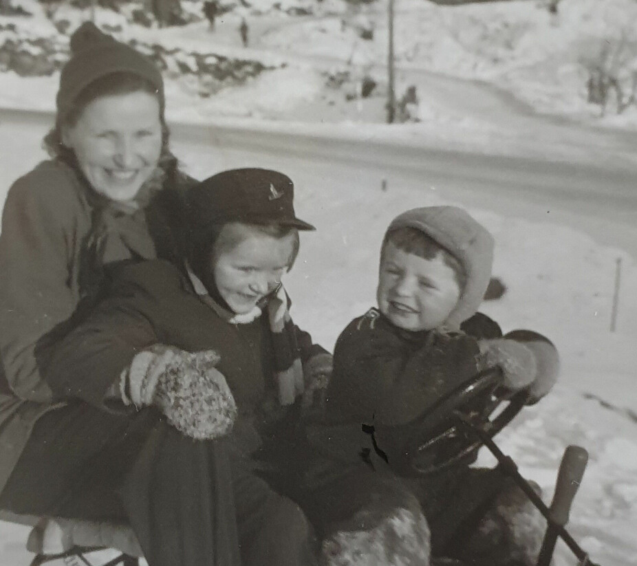 <b>EN KJÆRLIG MOR:</b> Nancy med barna Petter og Eirin. De husker mor som en alltid blid, varm og kjærlig mamma som aldri snakket om krigen.  