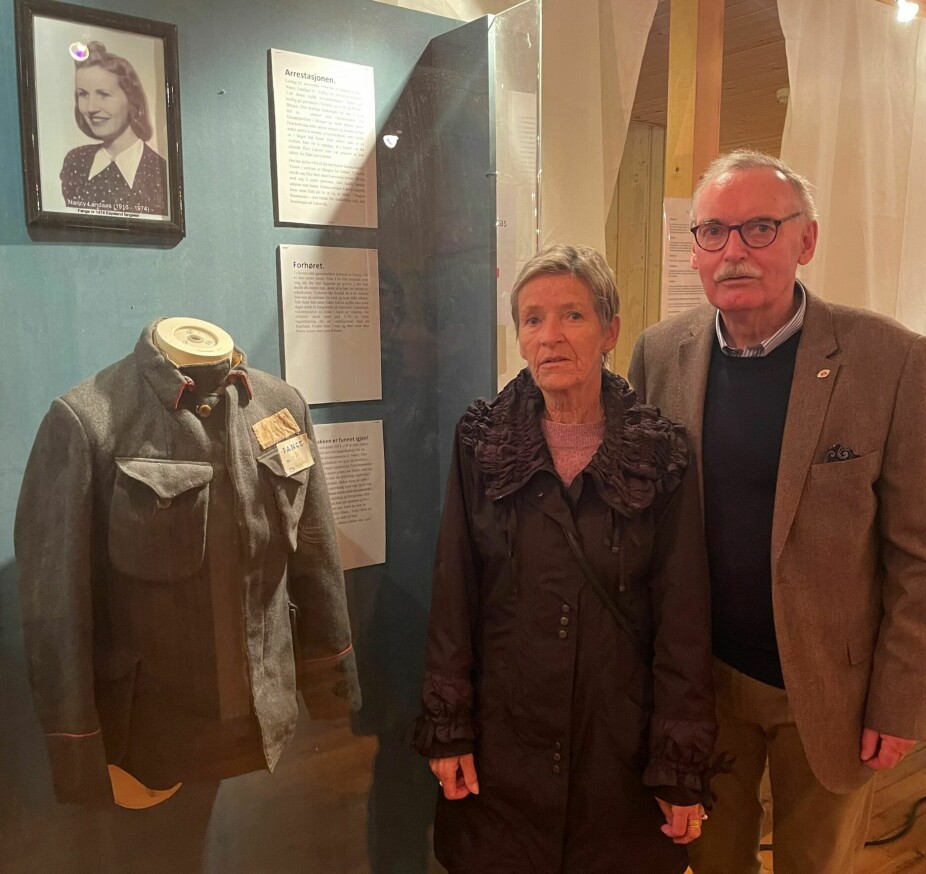 <b>UFATTELIG:</b> Mammas fangeuniform lå i mange år på loftet før Petter og Eirin bestemte seg for å donere den til museet på Espeland krigsfangeleir.