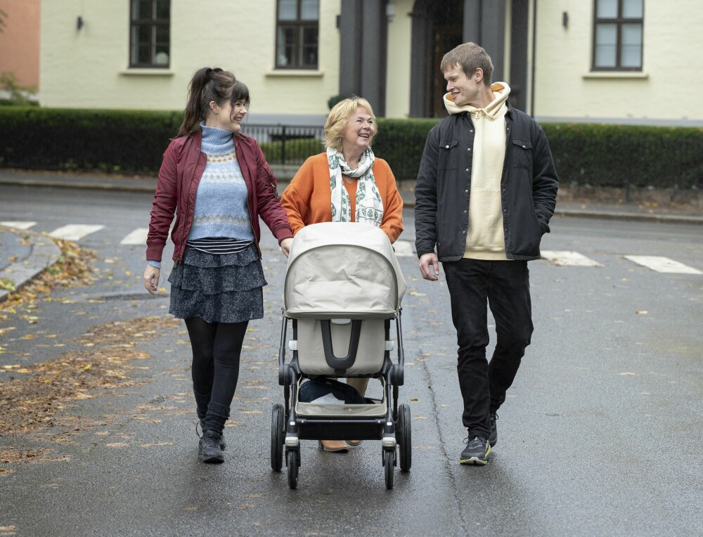 <b>TRILLETUR:</b> Her ser du en lykkelig bestemor på trilletur i nabolaget Skarpsno med datter Erika og svigersønn Kim.