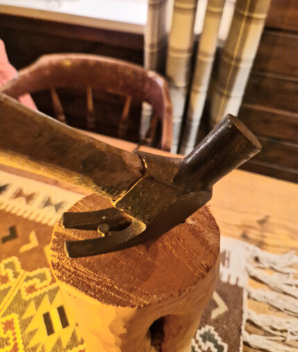GODT FESTE: For å være sikker på at hammeren sitter fast, kan du vurdere å ha på lim i tillegg til å feste den med kloa i spikeren.