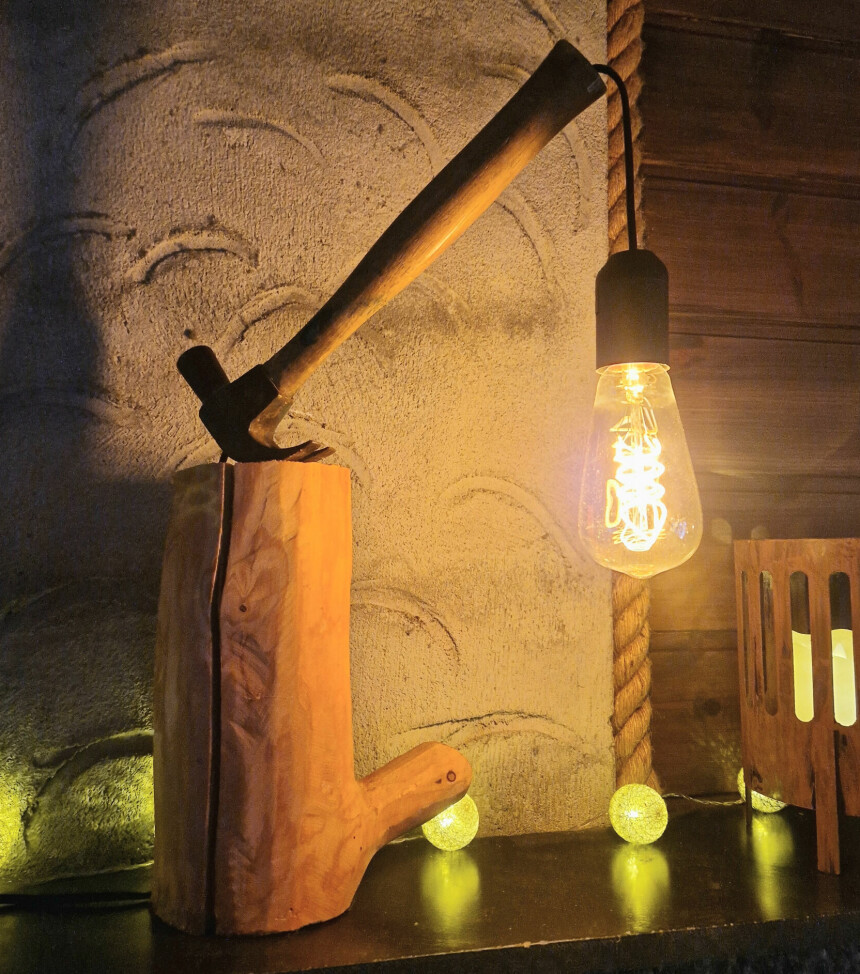 BLIKKFANG: Ikke bare er lampa kreativ og morsom, den hyller også familiens kjærlighet til treverk og tømrerfaget.