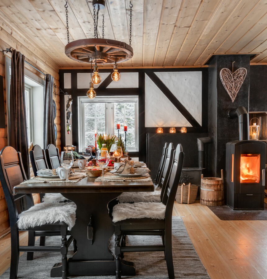 TAKLAMPE: Kjerrehjulet er festet godt til taket, og lampene henger ned i litt ulik høyde.